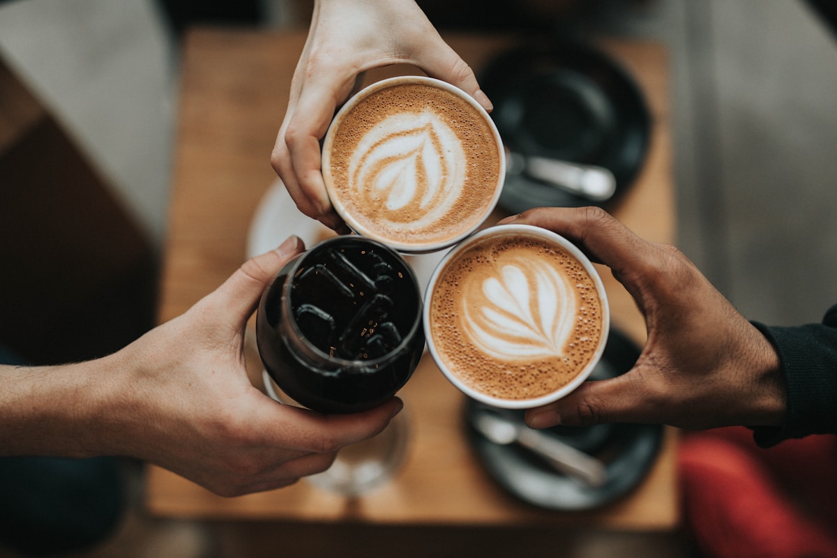 木のテーブルに置かれたコーヒー